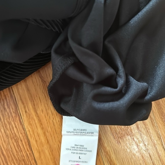 NWT Rewind Women’s Black Metallic Long Sleeve Romper Sz L - Picture 4 of 5